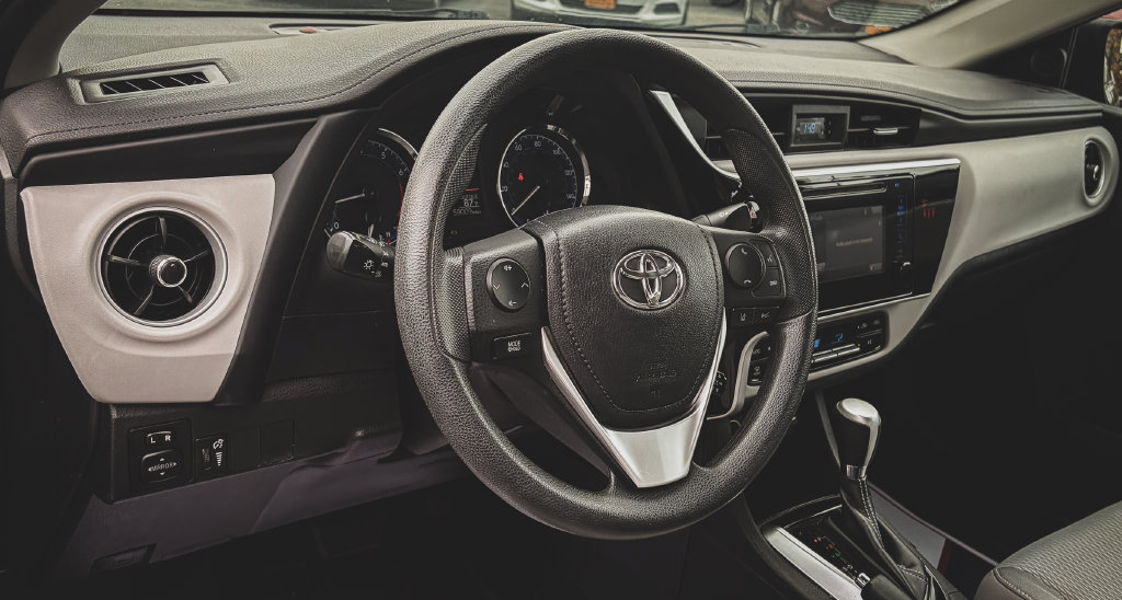 Used 2018 Toyota Corolla LE FWD image 2