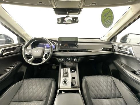 Used 2024 Mitsubishi Outlander SEL image 3