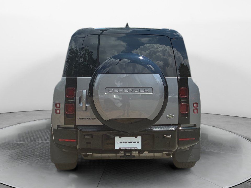 Used 2024 Land Rover Defender 130 X-Dynamic SE AWD/4WD image 6