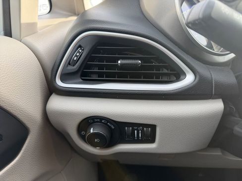 Used 2023 Chrysler Pacifica Touring-L image 17