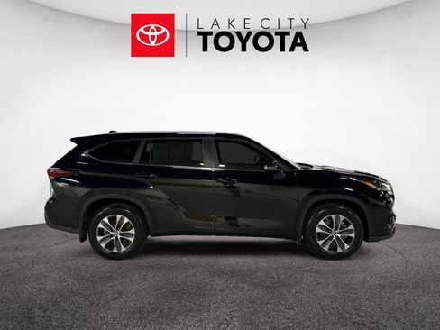 Used 2024 Toyota Highlander XLE FWD image 10