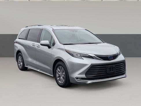 Used 2024 Toyota Sienna XLE image 2