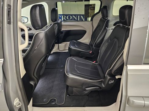 Used 2022 Chrysler Pacifica Limited AWD/4WD image 23