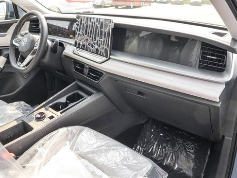 Used 2025 Volkswagen Tiguan SE image 33