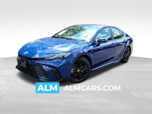 Used 2025 Toyota Camry SE image 1