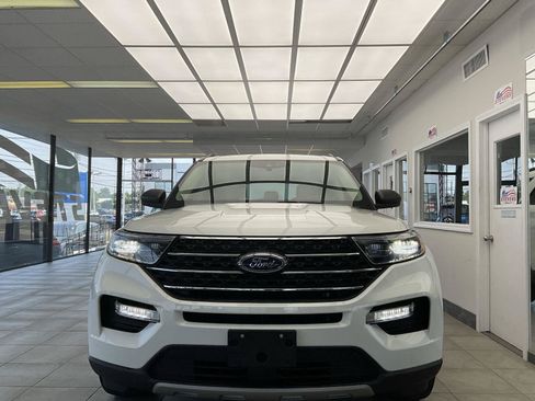 Used 2022 Ford Explorer XLT w/ Equipment Group 202A AWD/4WD image 2