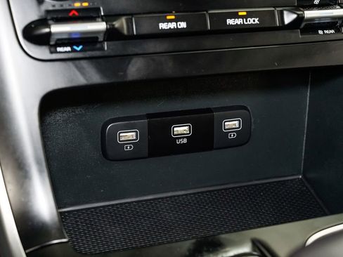 Certified 2024 Kia Carnival LX image 18