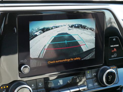 Certified 2024 Toyota Highlander XLE image 30