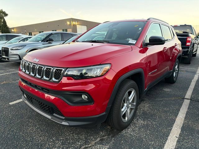 Used 2024 Jeep Compass Latitude AWD/4WD image 3
