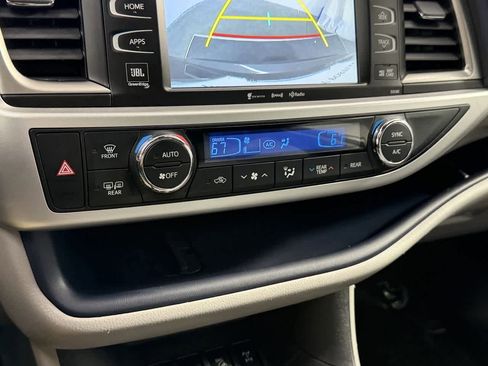 Used 2017 Toyota Highlander Limited image 23