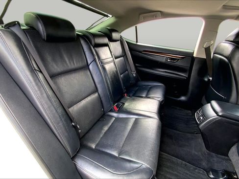 Used 2014 Lexus ES 350 w/ Luxury Package FWD image 19
