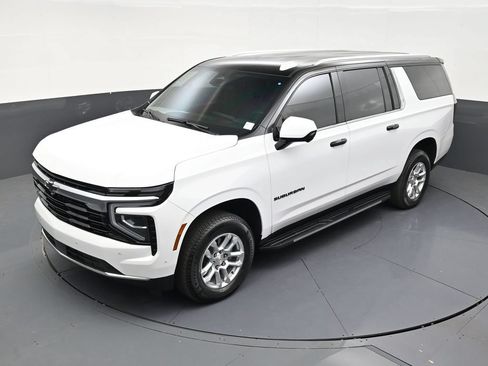 Used 2025 Chevrolet Suburban LS RWD image 11