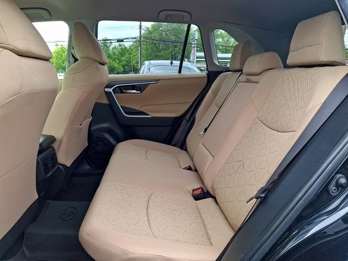 Used 2021 Toyota RAV4 XLE AWD/4WD image 12