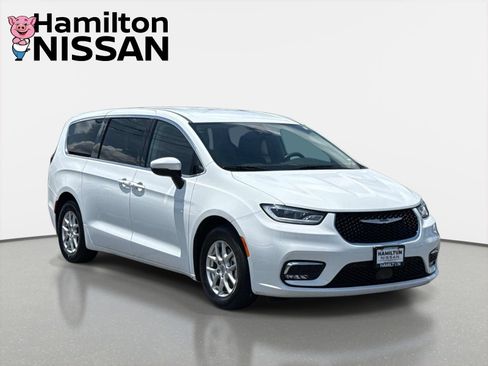 Used 2023 Chrysler Pacifica Touring-L FWD image 1