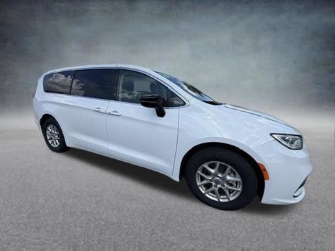 Used 2024 Chrysler Pacifica Touring-L FWD image 15