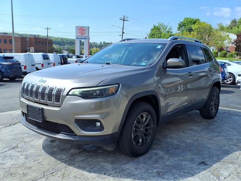 Used 2019 Jeep Cherokee Latitude Plus w/ Cold Weather Group AWD/4WD image 5