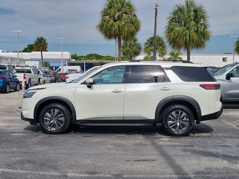 Used 2024 Nissan Pathfinder SV FWD image 5
