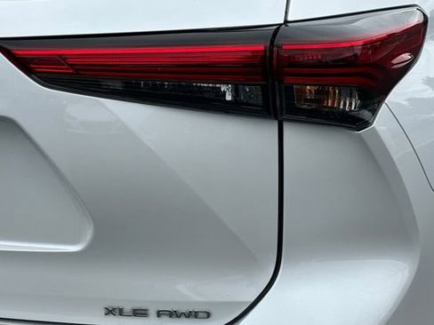 Used 2023 Toyota Highlander XLE AWD/4WD image 32