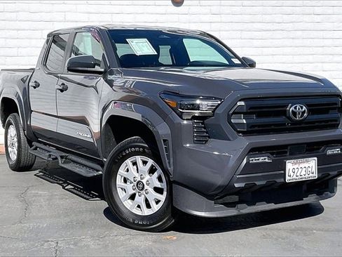 Used 2025 Toyota Tacoma SR5 image 12