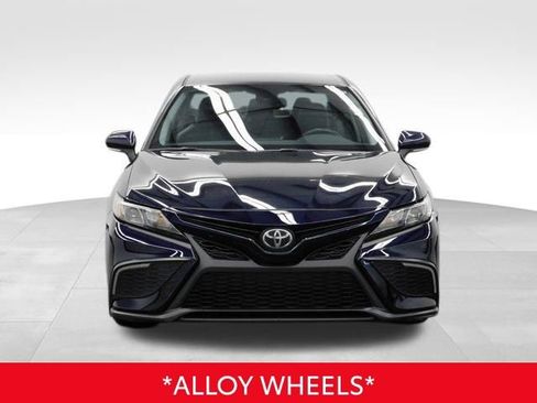 Used 2022 Toyota Camry SE image 3