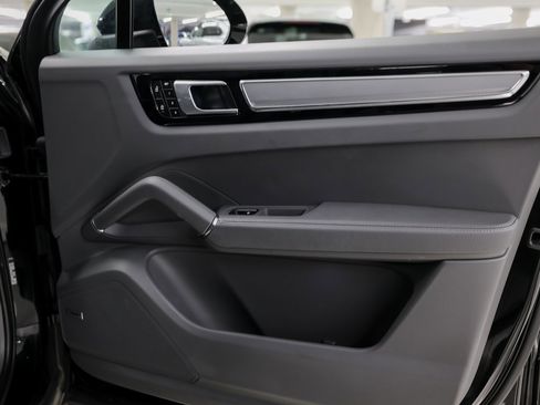 Certified 2023 Porsche Cayenne Platinum Edition image 27