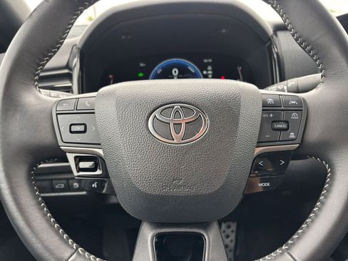 Used 2025 Toyota Camry SE FWD image 28
