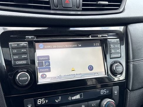 Used 2017 Nissan Rogue SL w/ SL Premium Package image 16