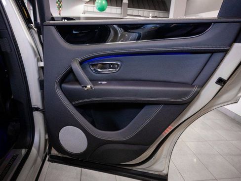 Used 2018 Bentley Bentayga image 26