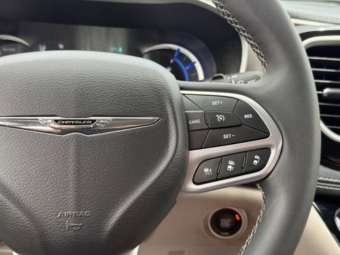 Used 2023 Chrysler Pacifica Touring-L FWD image 21