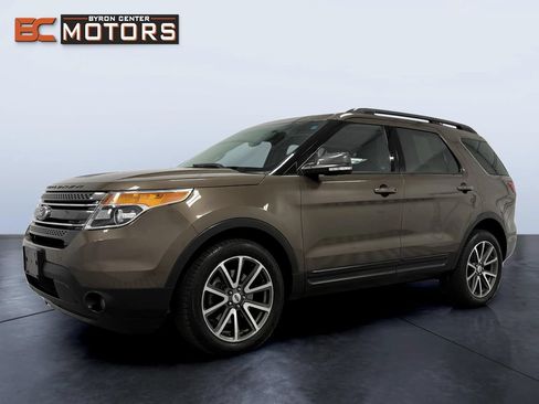 Used 2015 Ford Explorer XLT w/ Equipment Group 202A AWD/4WD image 2