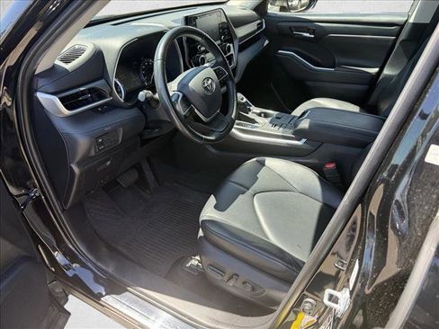 Used 2022 Toyota Highlander XLE AWD/4WD image 9