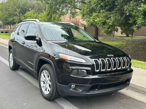 Used 2017 Jeep Cherokee Latitude w/ Cold Weather Group AWD/4WD image 2