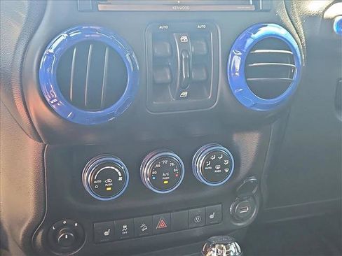 Used 2015 Jeep Wrangler Unlimited Rubicon w/ Connectivity Group AWD/4WD image 14