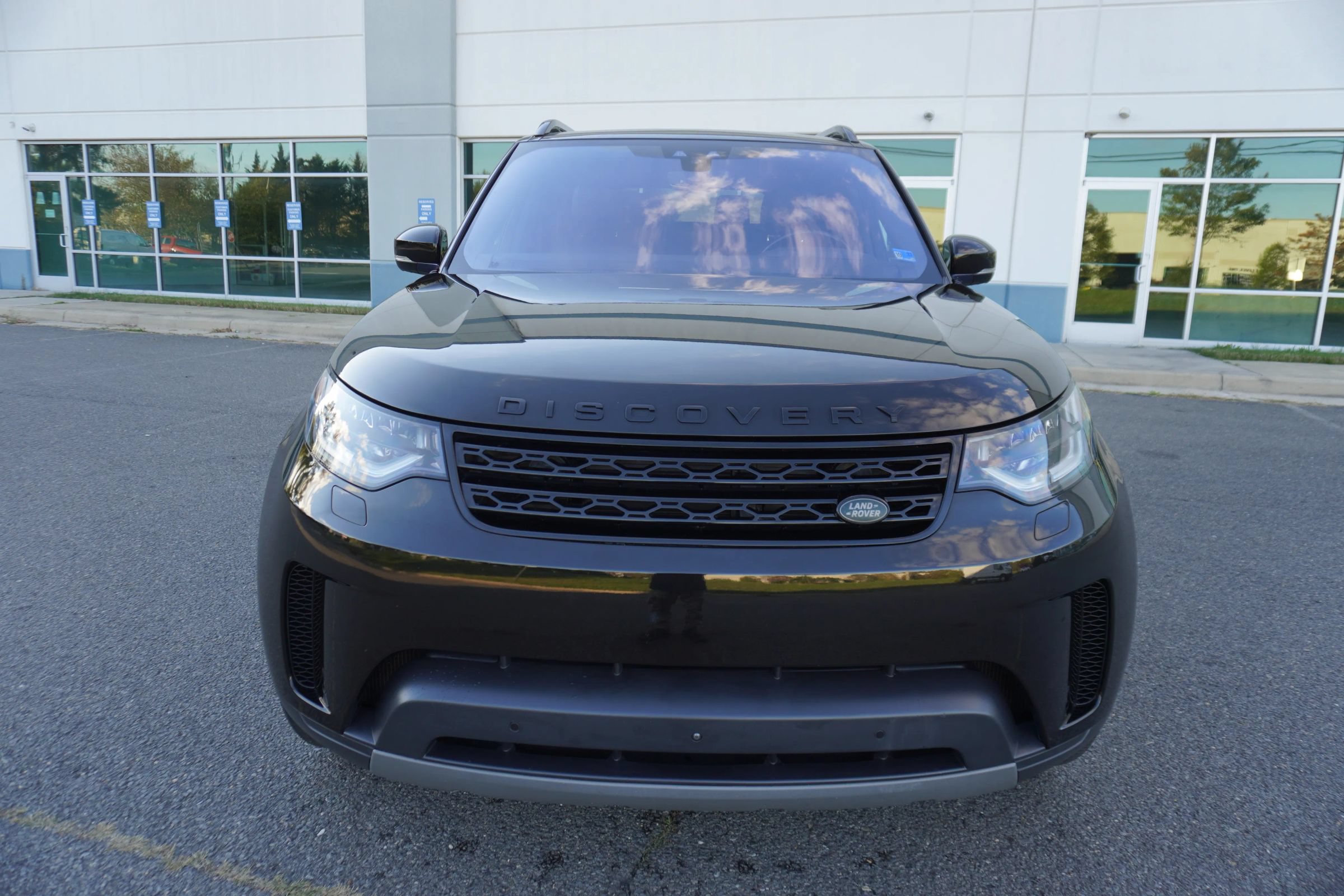 Used 2018 Land Rover Discovery HSE AWD/4WD image 2