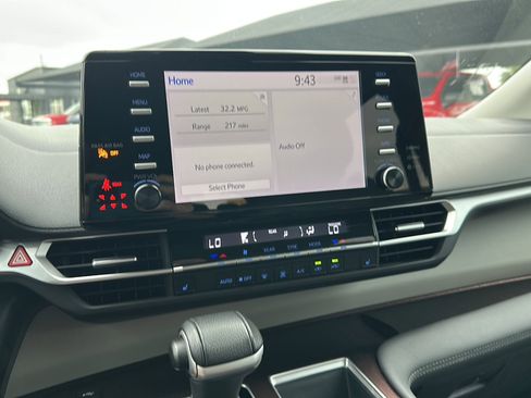 Used 2024 Toyota Sienna XLE image 32