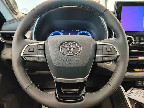 New 2026 Toyota Highlander Platinum image 25
