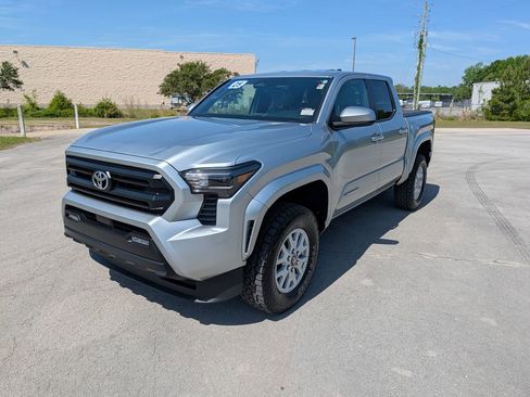 Used 2025 Toyota Tacoma SR5 AWD/4WD image 5