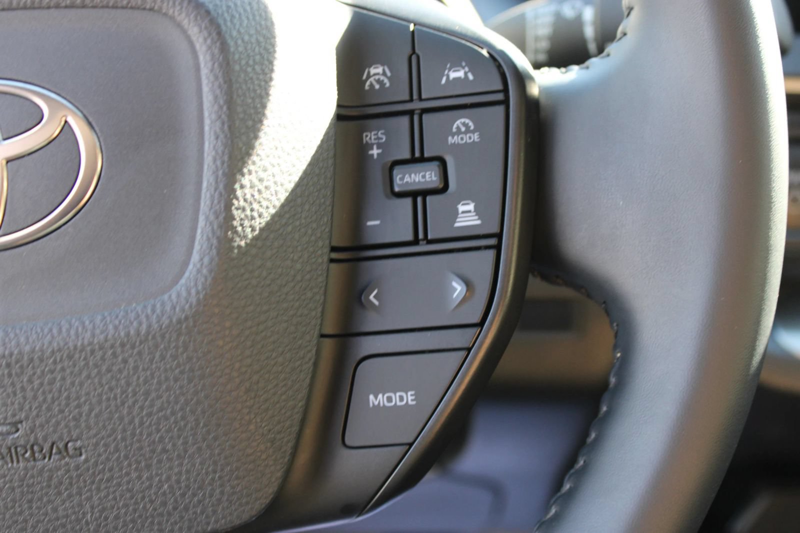 Used 2025 Toyota Prius LE FWD image 24