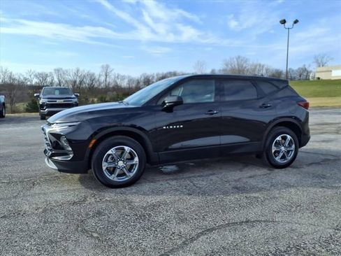 Used 2025 Chevrolet Blazer LT image 32