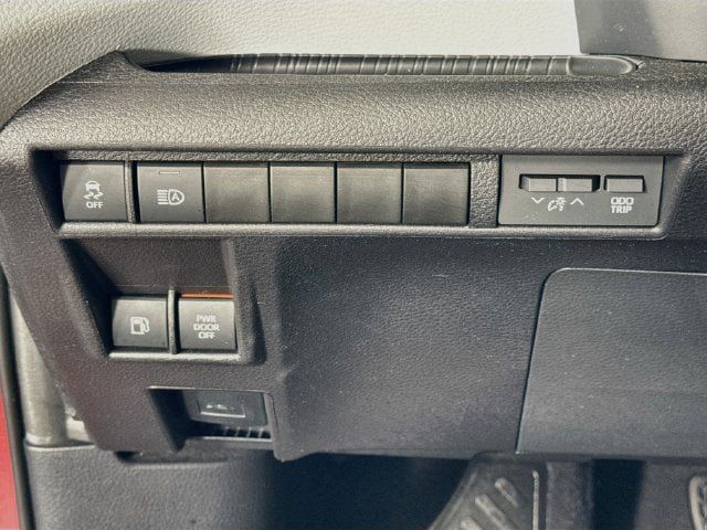 Used 2025 Toyota Sienna LE w/ LE Plus Package FWD image 11