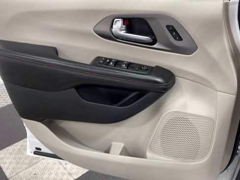 Used 2020 Chrysler Pacifica Touring-L FWD image 13
