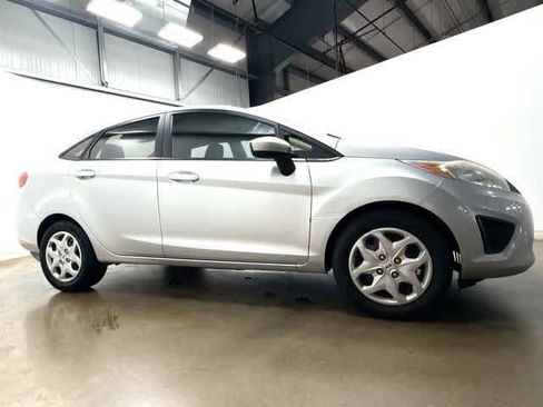 Used 2011 Ford Fiesta SE w/ Super Fuel Economy Pkg FWD image 3