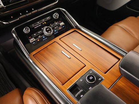 Used 2019 Lincoln Navigator L Reserve AWD/4WD image 9