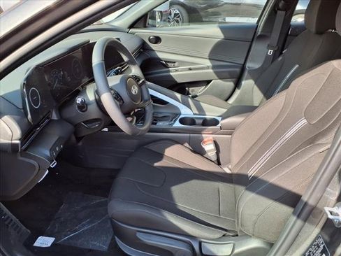 Certified 2025 Hyundai Elantra SEL image 9