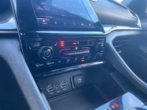 Used 2023 Jeep Grand Cherokee L Laredo image 11