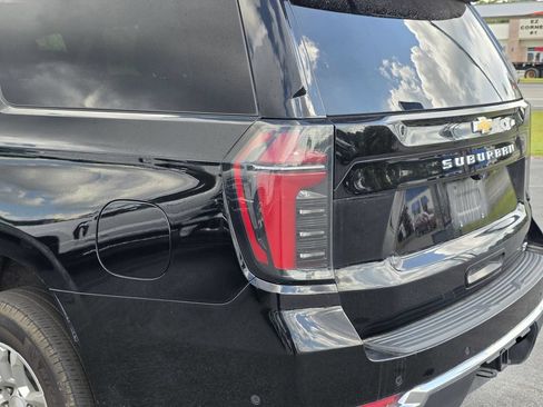 Used 2025 Chevrolet Suburban LT AWD/4WD image 11