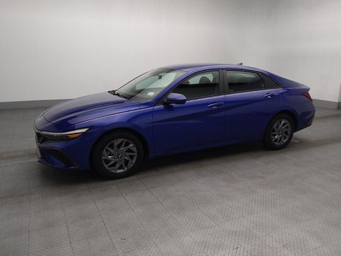 Used 2024 Hyundai Elantra SEL FWD image 2