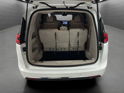 Used 2021 Chrysler Pacifica Touring-L FWD image 25