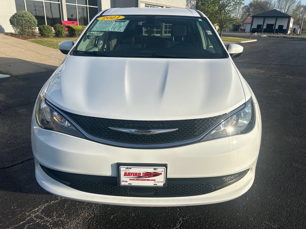 Used 2021 Chrysler Voyager LX FWD image 4