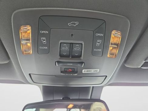 Used 2023 Toyota Sienna Platinum AWD/4WD image 11